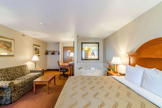 جناح بسرير كينج، Quality Inn Alliance NE 5/6