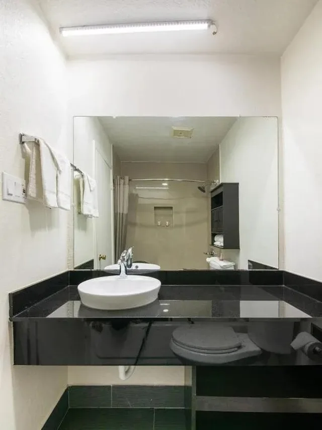 غرفة بريميوم بسرير كينج بمطبخ صغير للمدخنين، Hotel Irving DFW Airport North 1/1