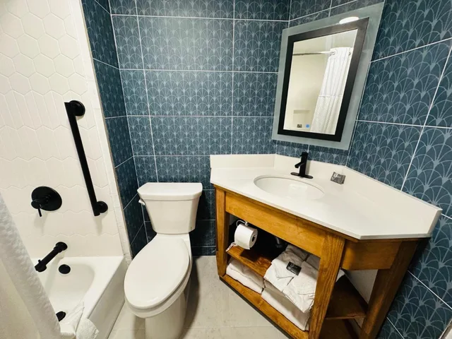 جناح بسرير كوين، Ashbourne Hotel Canton/Hall of Fame I-77 6/7