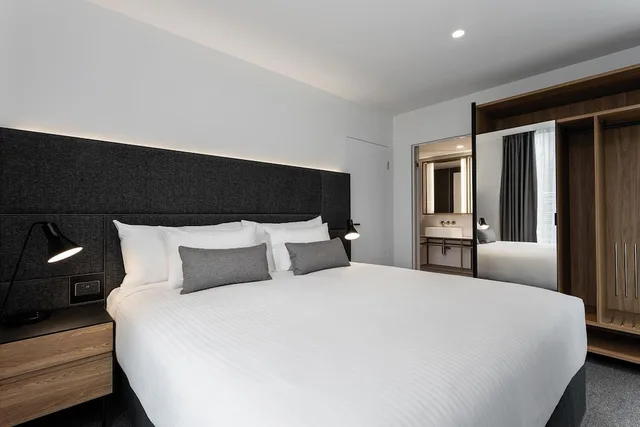 جناح جونيور بسرير كينج بإطلالة على النهر، Vibe Hotel Melbourne 1/6