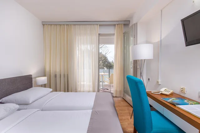غرفة قياسية بسريرين منفصلين بإطلالة على البحر بشرفة، Hotel Zagreb 3/5