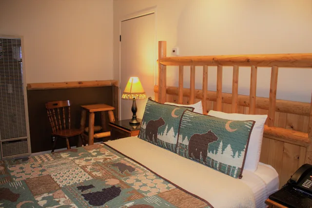 غرفة قياسية بسرير كوين، Fireside Lodge 2/4