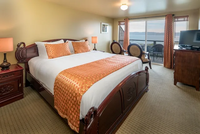 غرفة بسرير كينج بحوض جاكوزي، Camano Island Inn 4/9