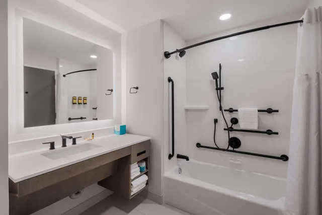 غرفة بسرير كينج لذوي الإعاقة، Best Western Plus Parry Sound 3/3