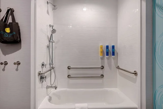 غرفة بسريرين كوين بشرفة بحوض استحمام لذوي الإعاقة، Tru by Hilton Galveston, TX 4/4