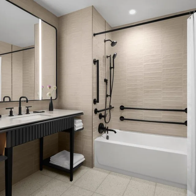 غرفة كبيرة بسرير كينج مع دخول الصالة، Renaissance Milwaukee West Hotel 9/10