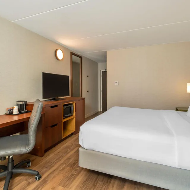 غرفة بسرير كوين في الطابق الأرضي لذوي الإعاقة، Comfort Inn Sudbury East 2/5