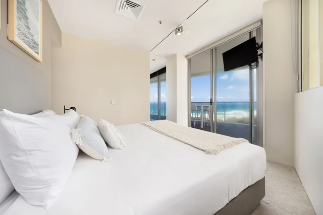 2 Bedrooms, Suite, King and Twin Beds, Ocean View, ULTIQA Air on Broadbeach 6/10