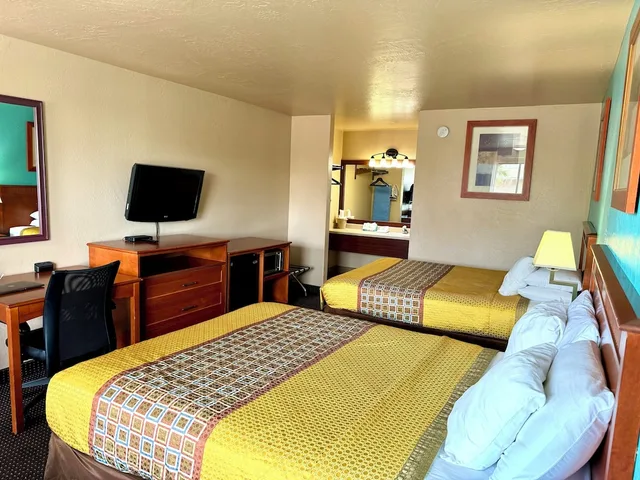 Downstairs, Standard, 2 Queen Beds, South Side، Claridge Inn 2/6