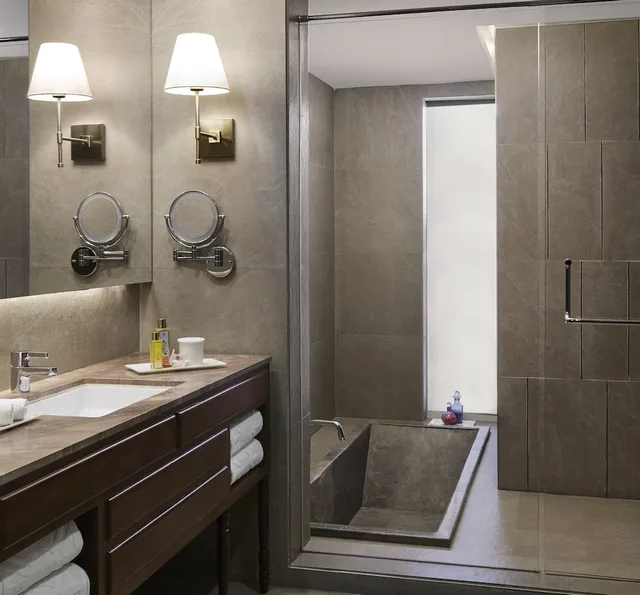 Luxury, Suite, King Bed, Garden and Hill View، Taj Aravali Resort And Spa Udaipur 3/4