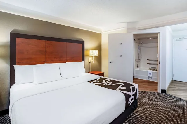 غرفة بسرير كينج لذوي الإعاقة، La Quinta Inn & Suites by Wyndham Houston Baytown East 2/5