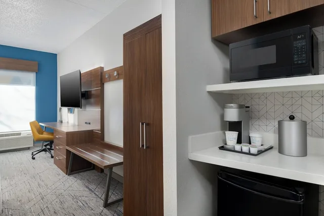غرفة قياسية بسريرين كوين في طابق منخفض، Holiday Inn Express Hotel Suites Bentonville 8/8