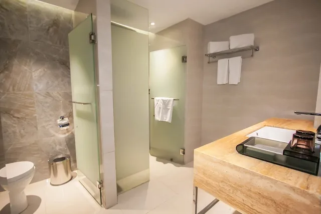 Fantastic, Twin Beds، Hotel Xyz 2/3