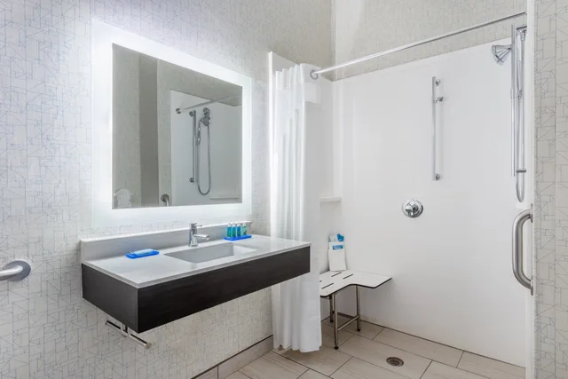 غرفة بسرير كينج لذوي الإعاقة، Holiday Inn Express Columbus - Ohio Expo Center, an IHG Hotel 2/2