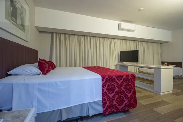غرفة ديلوكس ثلاثية بسرير مزدوج وسرير فردي، Hotel Victoria Villa Curitiba By Nacional Inn 2/9