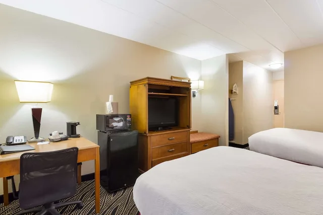 غرفة قياسية بسريرين مزدوجين يُسمح فيها بالحيوانات الأليفة، Best Western Braddock Inn 2/3