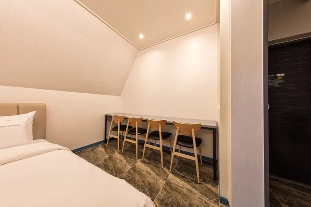 غرفة عائلية بسريرين كوين، Ballantine Hotel 5/6