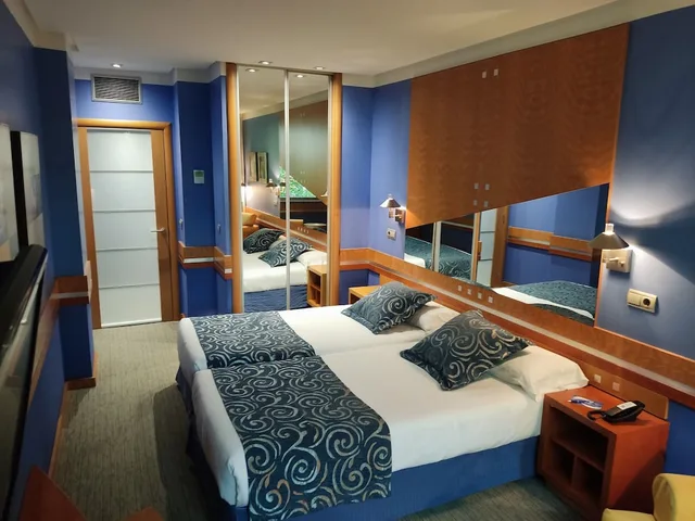 غرفة عائلية بفراش فوتون وسريرين منفصلين، Hotel Torresport 3/5