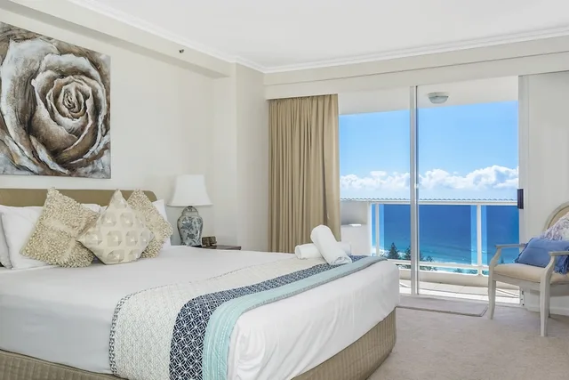 غرفة سوبيريور بسرير كينج وسرير كوين وسرير فردي بإطلالة على البحر بغرفتي نوم، Oscar on Main Resort 2/5