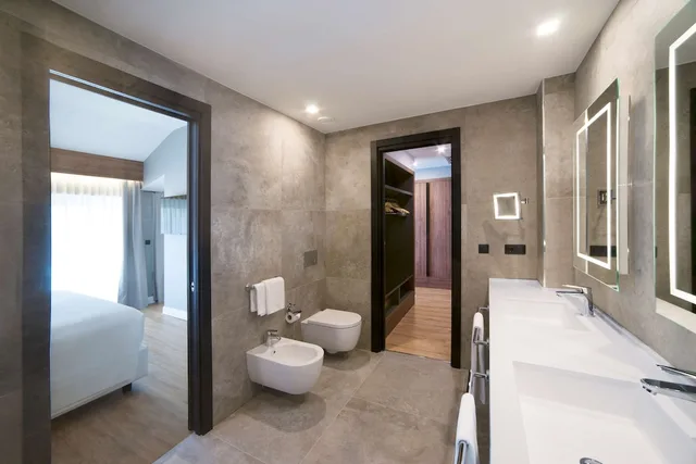 جناح بسرير كينج بشرفة مع أريكة، Radisson Blu Ghr Hotel Rome 6/6