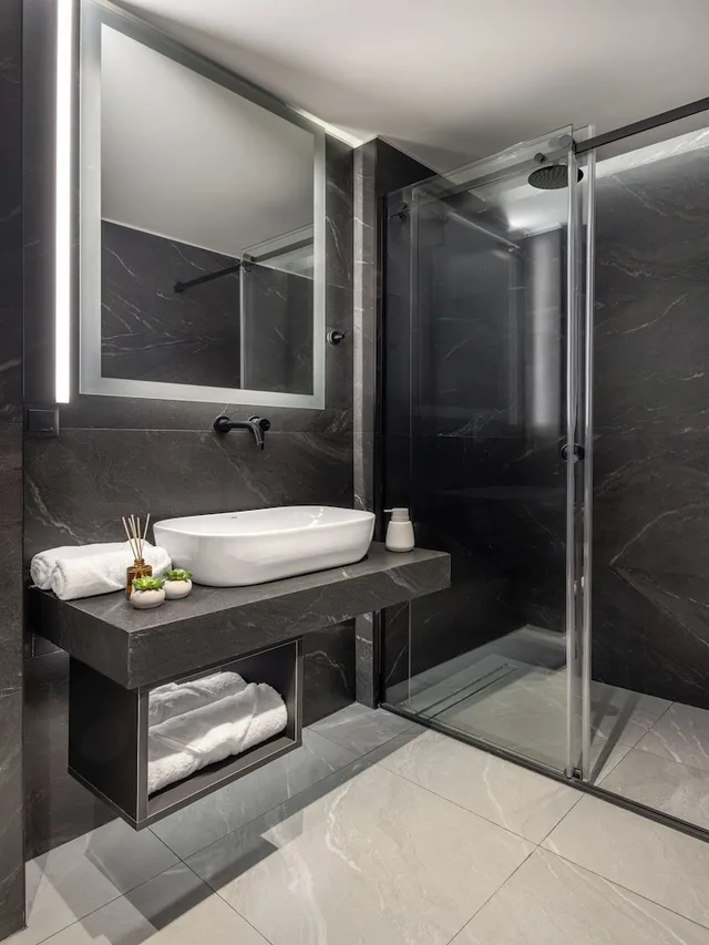غرفة سوبيريور بسرير كينج بشرفة مع أريكة، Urban K Hotel Athens 5/6