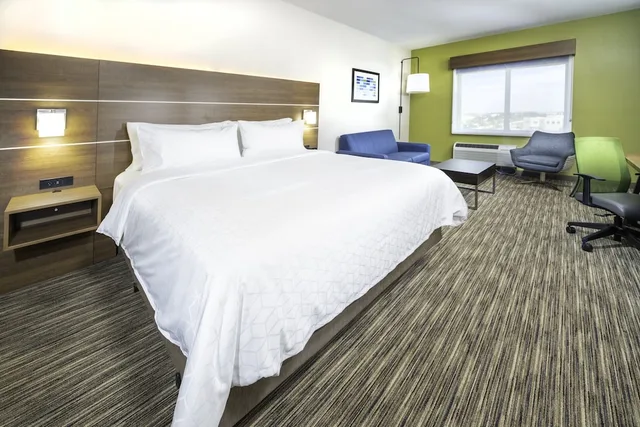 جناح استوديو بسرير كينج مع أريكة لذوي الإعاقة، Holiday Inn Express & Suites Fort Myers Airport 1/6
