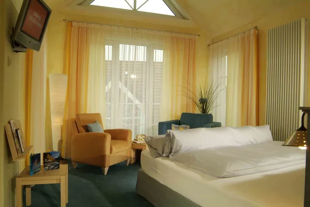 غرفة ديلوكس بسرير كينج، Flairhotel Zum Schwarzen Reiter 1/7