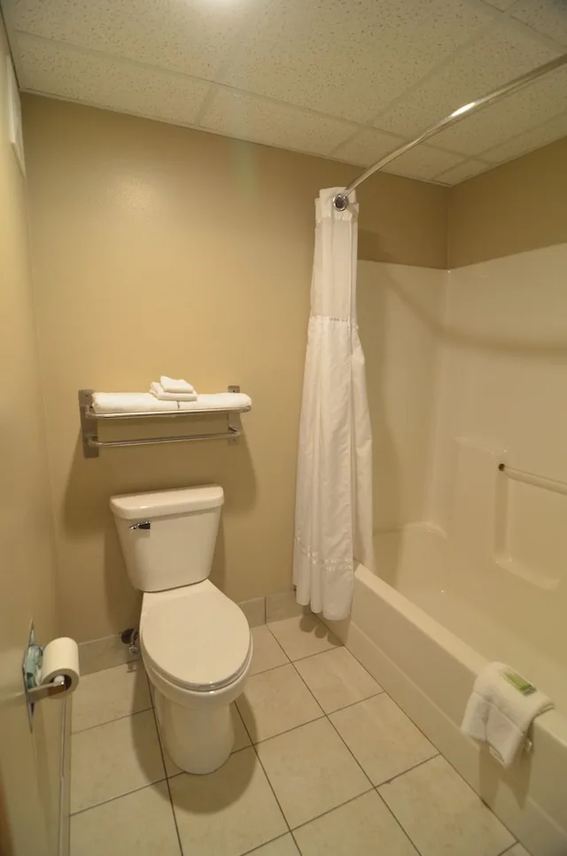 Deluxe, Suite, King Bed, Americinn By Wyndham Des Moines Airport 6/6