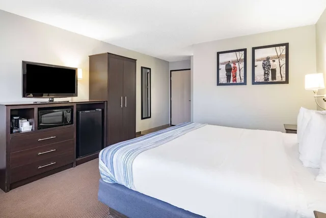 غرفة بسرير كوين، AmericInn by Wyndham Plover Stevens Point 2/5