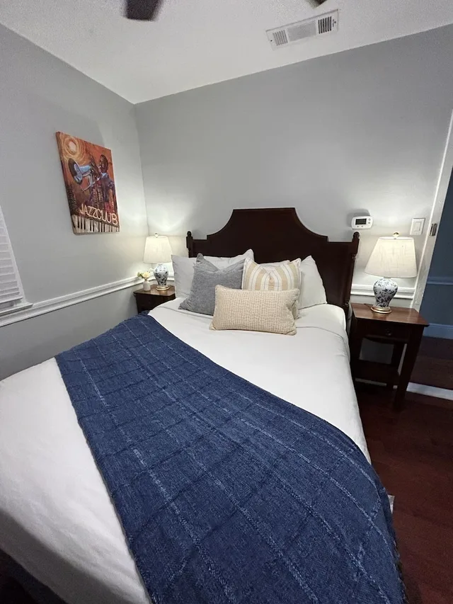 غرفة بريميير بسرير كينج، Hotel St Pierre French Quarter 1/10