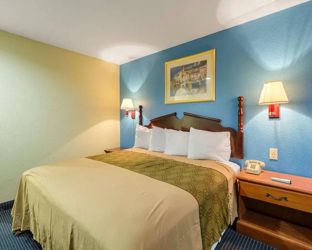 غرفة بسرير كينج، Rodeway Inn South Houston, TX 1/1