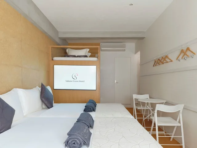 غرفة ديلوكس عائلية بفراش فوتون وسريرين مزدوجين وسرير بطابقين، Sakura Cross Hotel Ueno Okachimachi 3/6