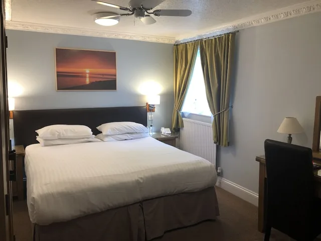 غرفة قياسية بسرير كينج بإطلالة على البحر، New Holmwood Hotel 3/4
