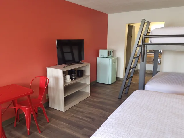 غرفة بسرير كوين وسرير بطابقين وسرير كوين، Expedition Lodge 2/3