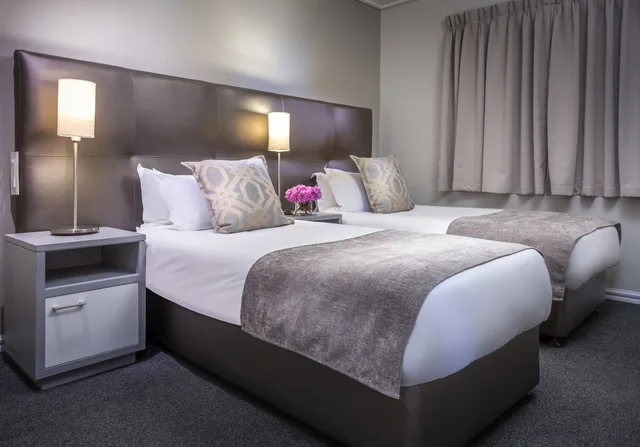 غرفة بسرير كينج بإطلالة جزئية على البحر، Lagoon Beach Hotel 5/10