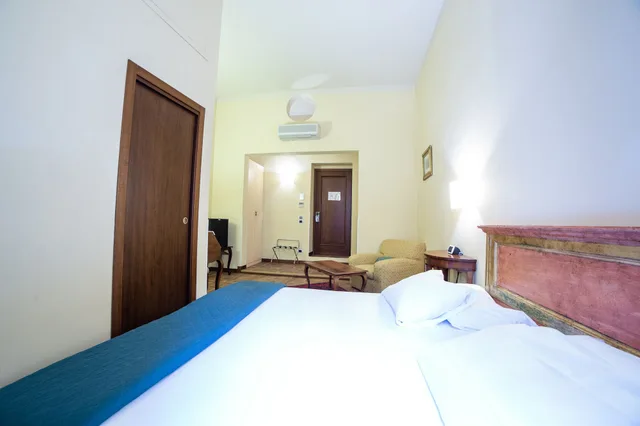 غرفة كلاسيكية ثلاثية بسرير كوين مع أريكة، B&B Galileo 2000 1/1