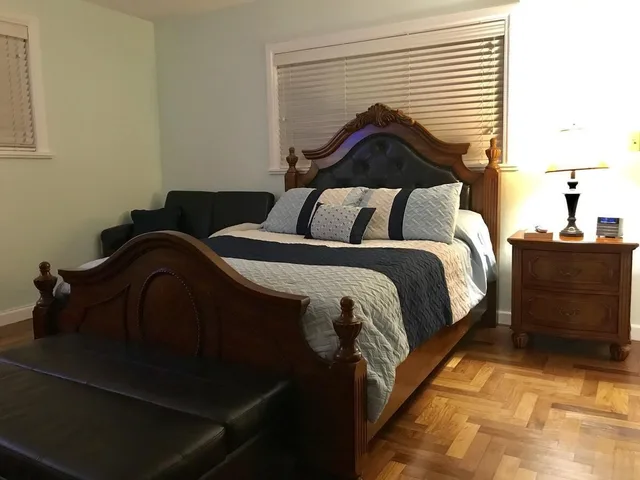 Room, Queen Bed, Sofa, Blue House [Vr] 9/10