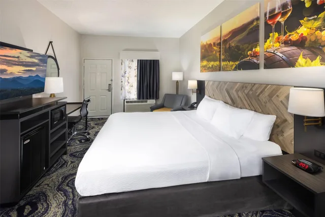 غرفة بسرير كينج لذوي الإعاقة، Clarion Pointe Biltmore Village 1/4