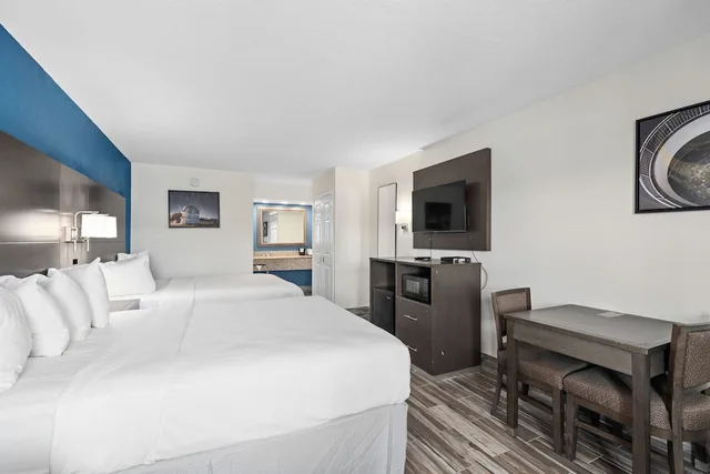 Room, 2 Queen Beds, Accessible, Baymont by Wyndham Orlando East 2/3