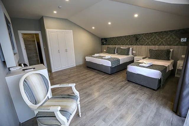 غرفة ثلاثية بسرير مزدوج وسرير فردي بإطلالة على البحر، Doa Suite Hotel 1/3