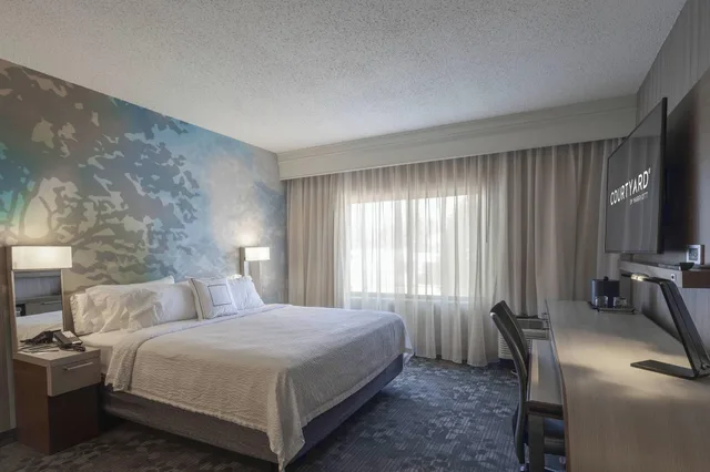غرفة بسرير كينج، Courtyard by Marriott Cleveland Willoughby 4/10