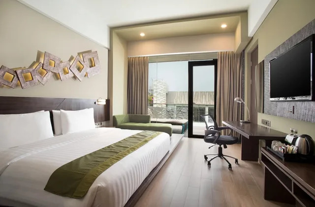 Standard, King Bed, Pool View, Bathtub, Holiday Inn Cikarang Jababeka 2/10