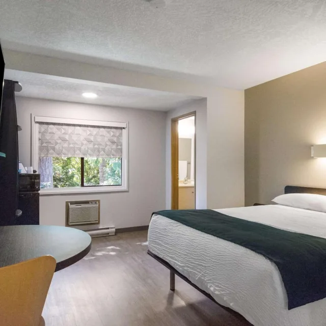 غرفة بسرير كينج، Motel6 Saanichton, BC - Victoria Airport 3/10