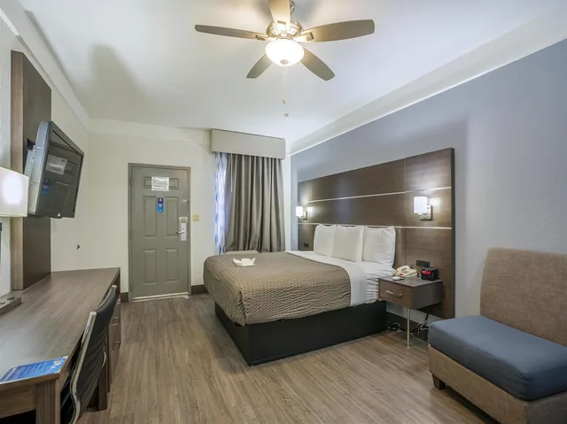 غرفة بسرير كينج، Days Inn & Suites by Wyndham NASA Space Center Houston 2/10