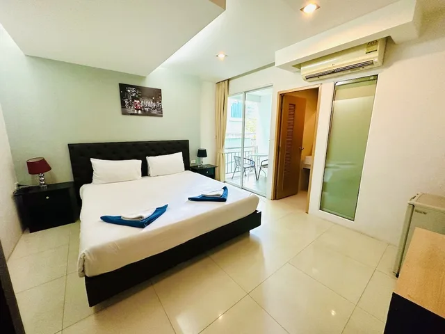 غرفة ديلوكس بسرير كينج بشرفة، Hallo Patong Hotel 2/8