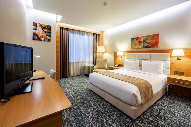 جناح بسرير كينج بإطلالة على المدينة للمدخنين، Holiday Inn Baku 8/10