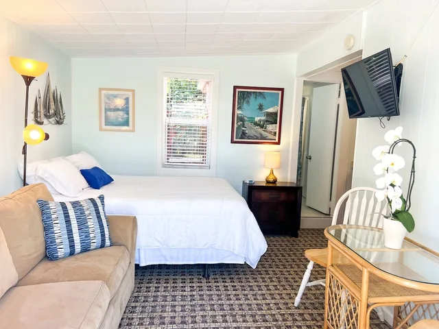 كوخ بسرير كوين مع أريكة، Sunset Cove Beach Resort 1/5