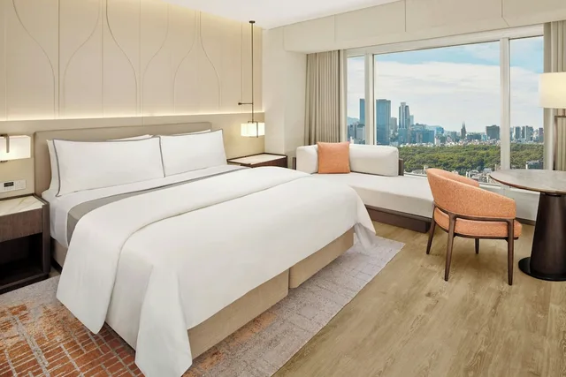 غرفة بسرير كينج مع دخول صالة النادي، The Westin Seoul Parnas 4/8