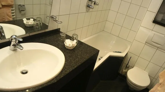 غرفة ديلوكس بسريرين منفصلين بغرفة نوم واحدة مع أريكة، Mosellandhotel Im Enderttal Zum Onkel Willi 3/4
