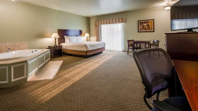 Standard, King Bed, Jetted Tub, Best Western Plus Bayshore Inn 6/9